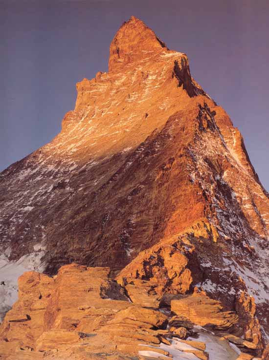 Skąpana w słońcu ściana wschodnia Matterhornu z widoczną granią Hörnli, fot. Willi Burkhardt.